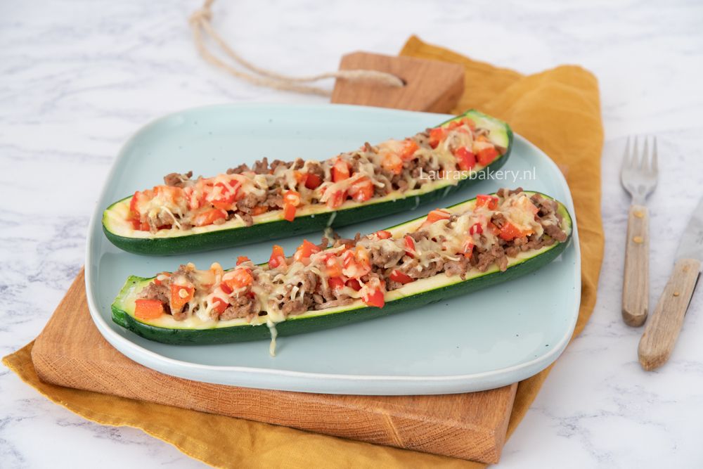 Gevulde courgette met gehakt en paprika