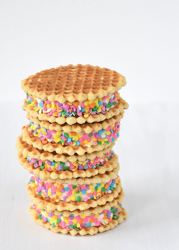 Nathaniel Ward Mondstuk Benadrukken IJssandwiches met sprinkles - Laura's Bakery