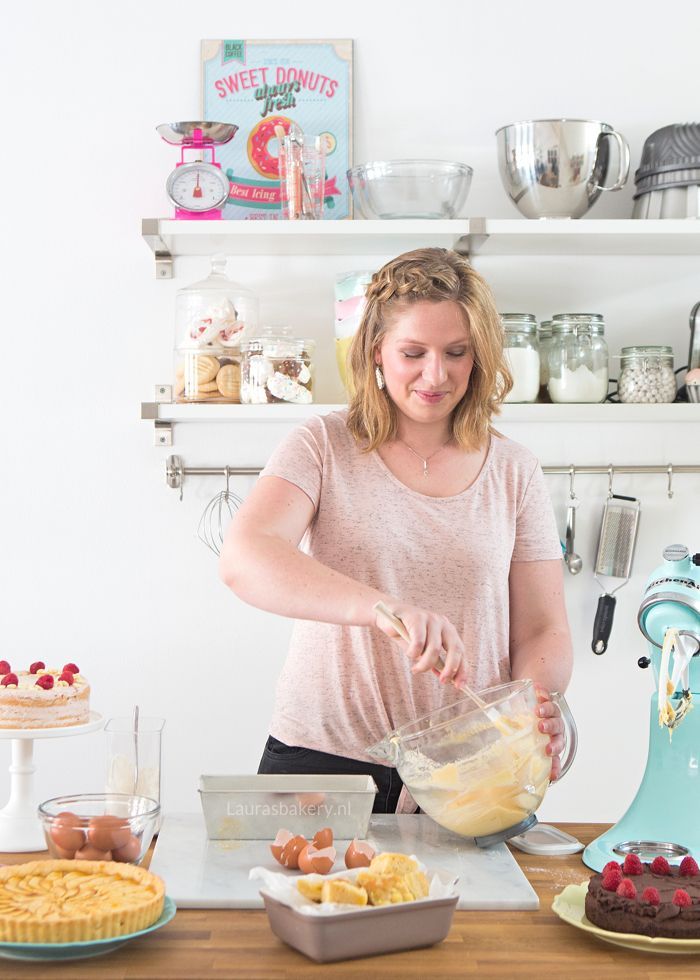 Laura bakken in de keuken