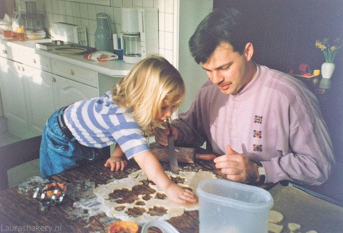 Laura koekjes bakken met vader