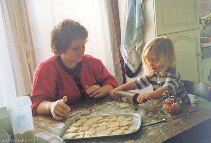 Laura koekjes bakken met moeder