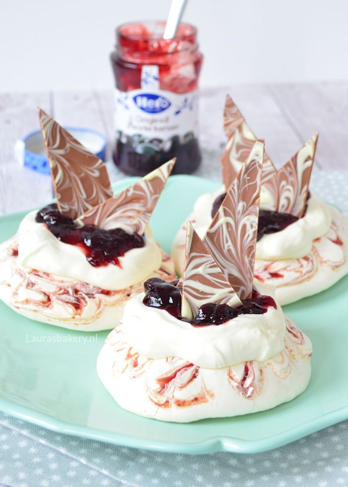 mini-pavlovas-met-kersenjam-en-chocola-1a