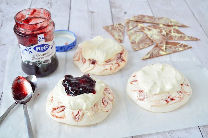 mini-pavlovas-met-kersenjam-en-chocola-3a