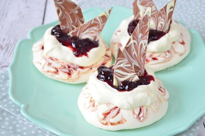 mini-pavlovas-met-kersenjam-en-chocola-4a