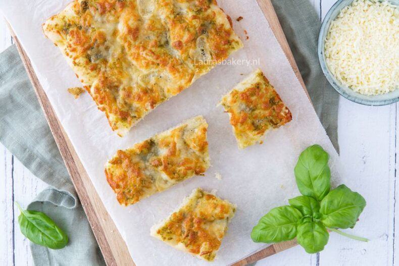 Mozzarella-pesto-focaccia-2-a