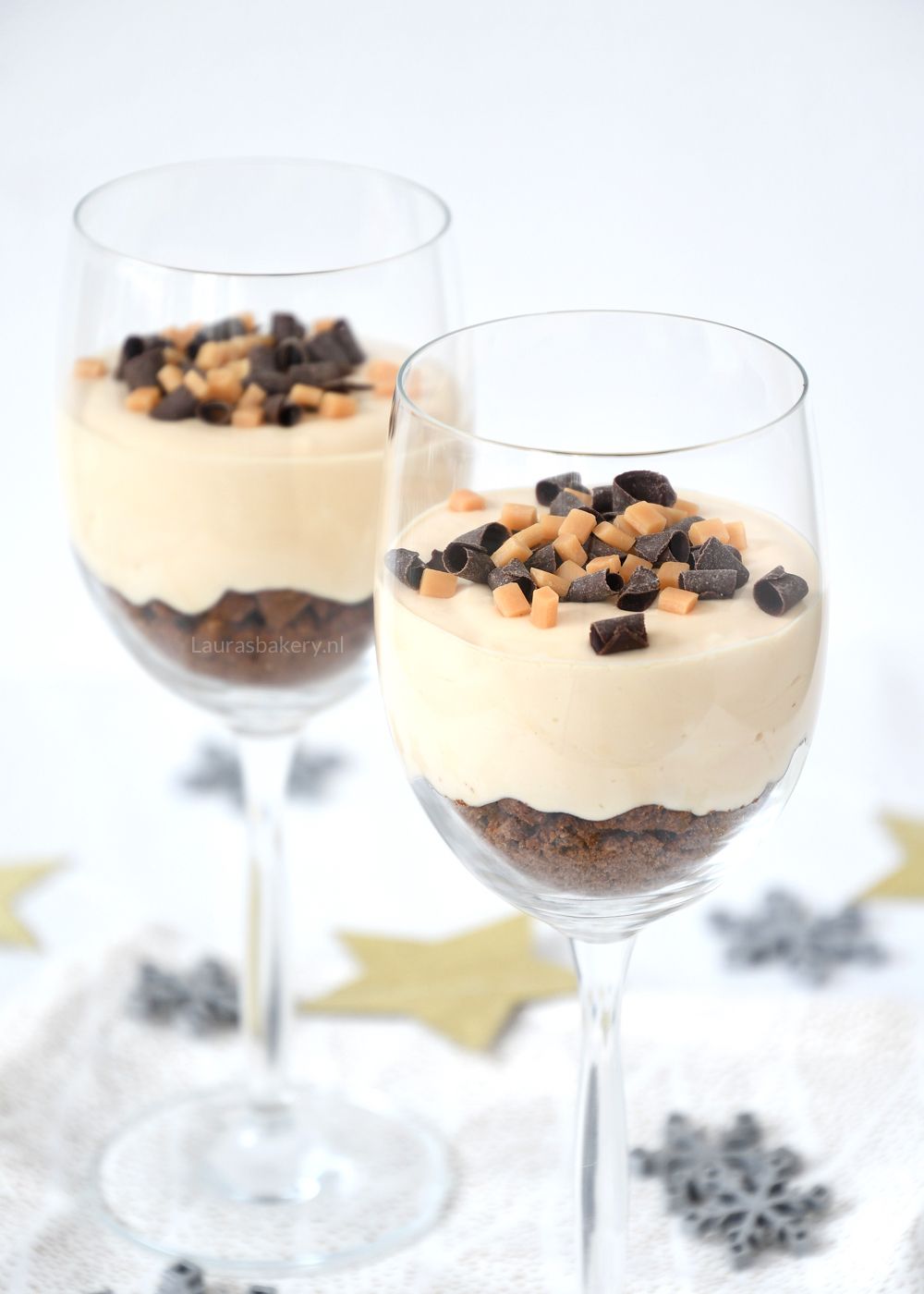 Feestelijke desserts in glaasjes - chocolade karamel cheesecakejes