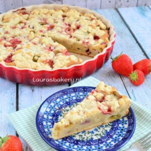 Rabarber-aardbei crumble cake