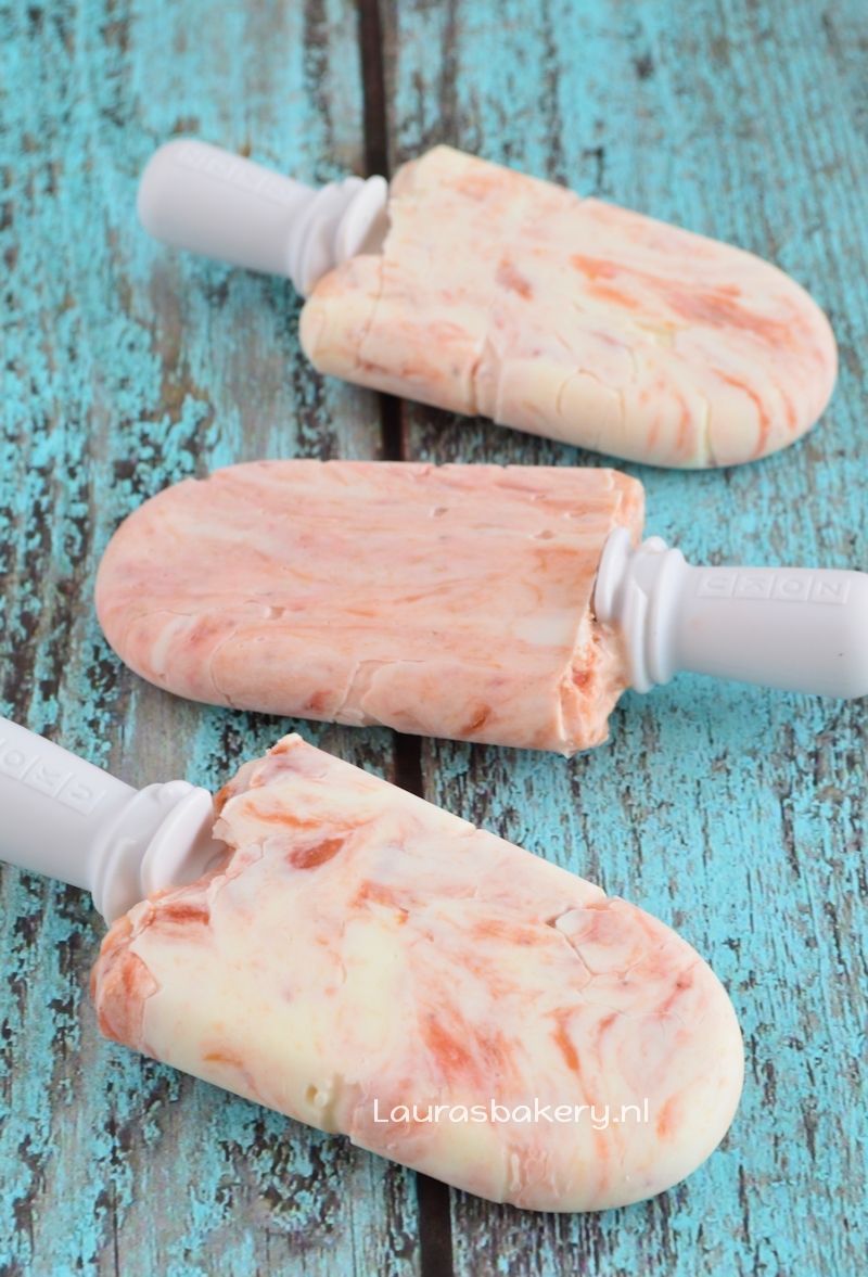 Rabarber-aardbei yoghurt ijsjes 