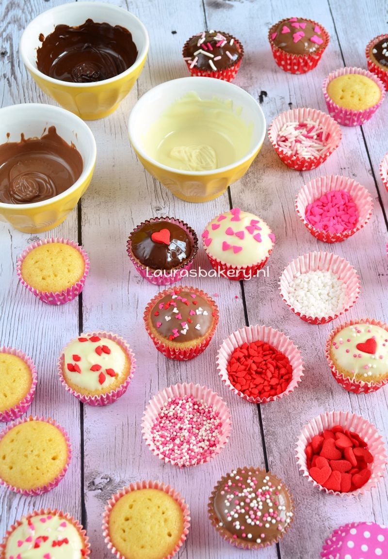 Valentijn hapjes recepten; met chocolade, aardbei en hartjes maken Bij Valentijn hoort natuurlijk chocola, heel veel chocola. En andere zoete valentijn hapjes. Sinds ik het sensopatisch spelen met rijst in deze vorm aanbied, worden er heel wat 'taartjes' gebakken.