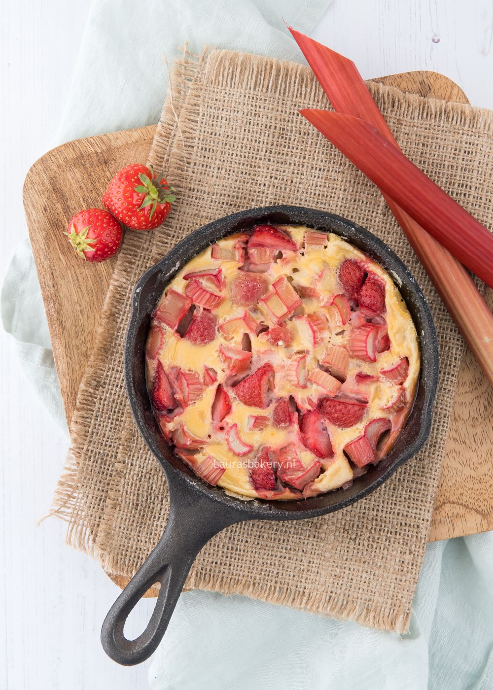 aardbei-rabarber-clafoutis-1a