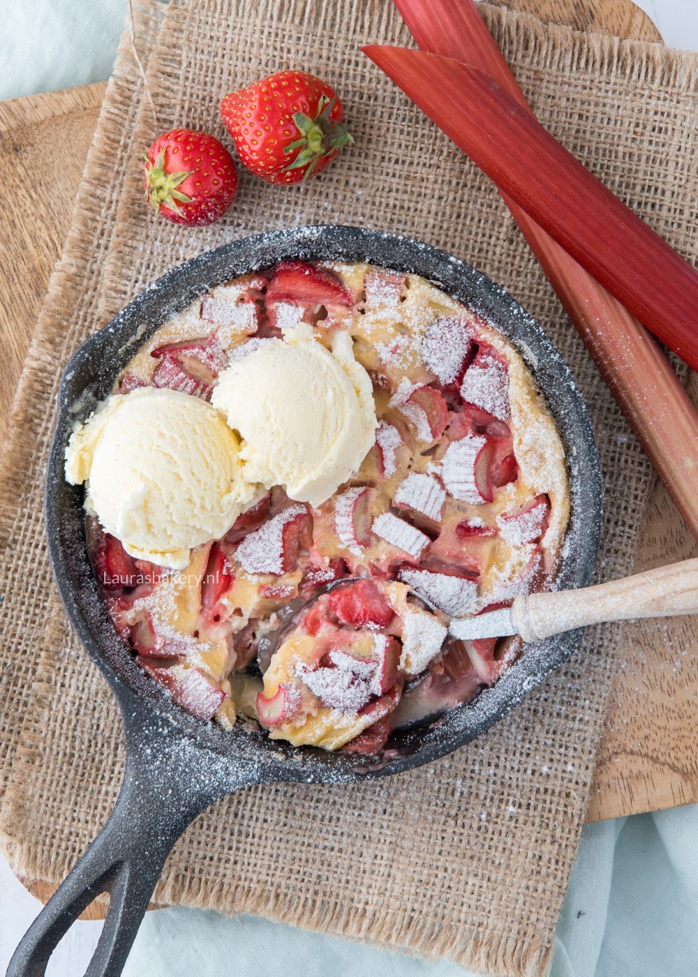 Aardbei rabarber clafoutis