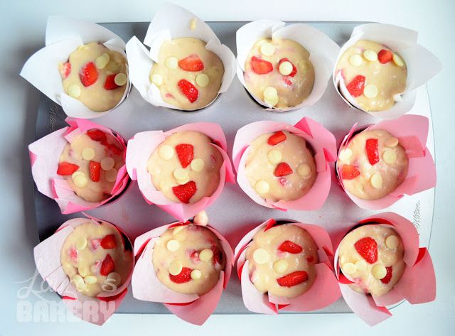 AARDBEIEN-WITTE CHOCOLADE MUFFINS 