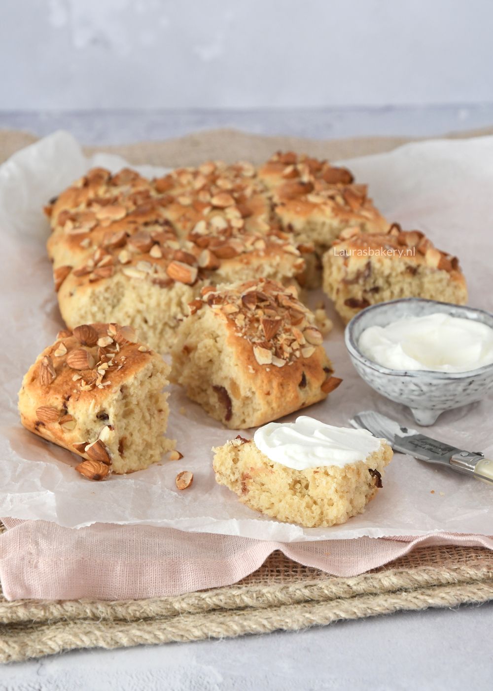 Amandel-dadelscones + review Modern Baking