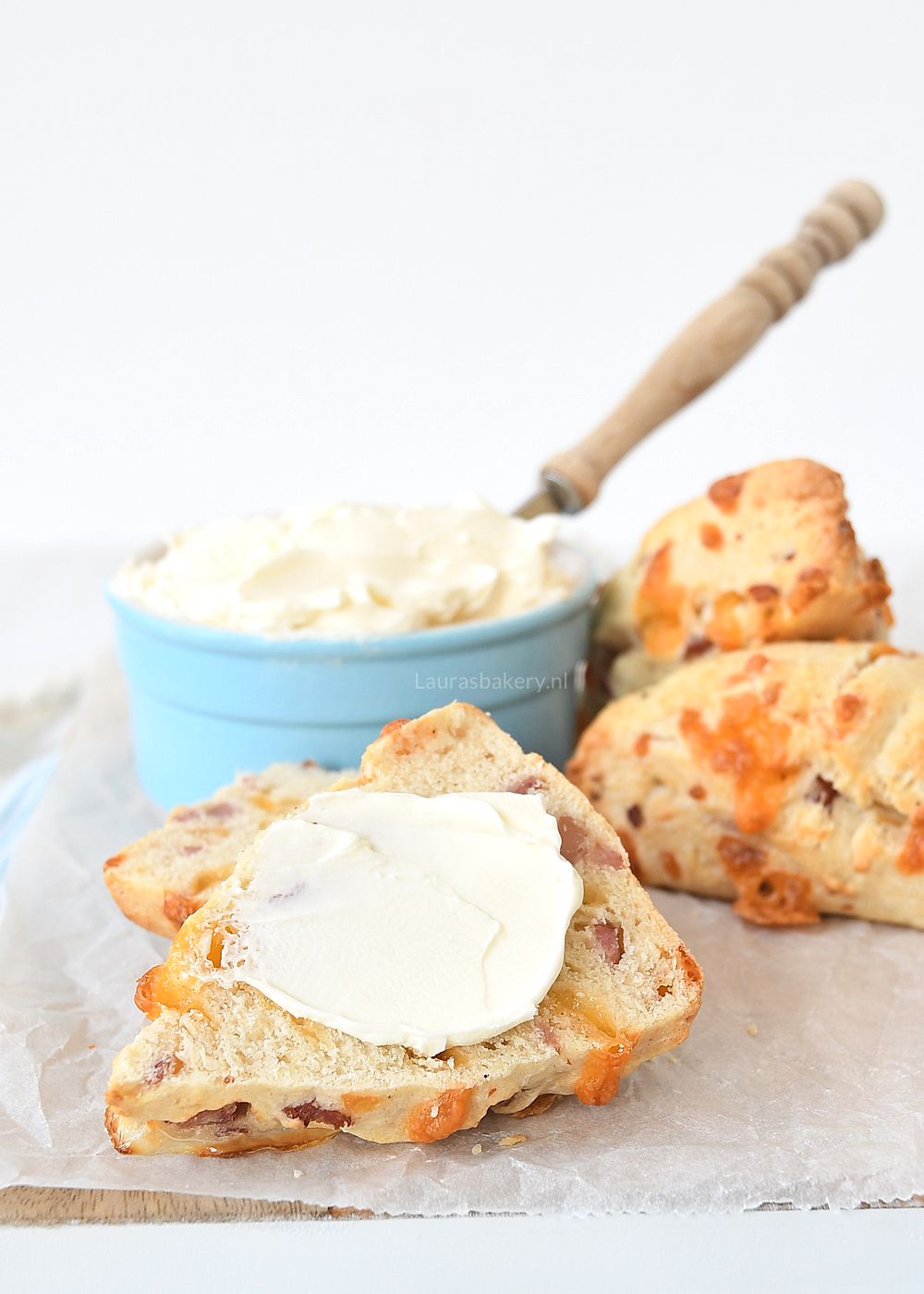 CHEDDAR-BACON SCONES
recept