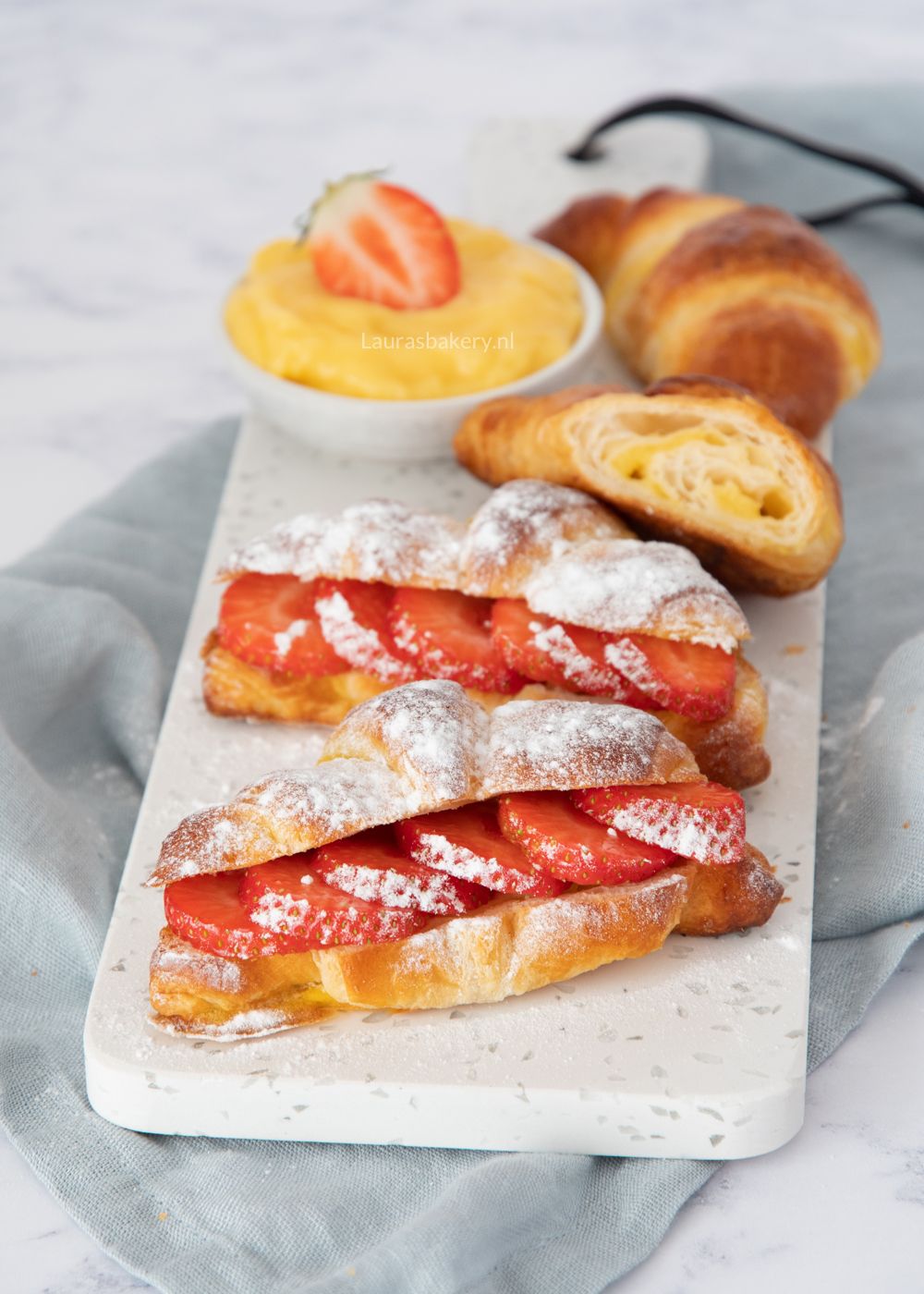 Banketbakkersroom croissantjes met aardbeien