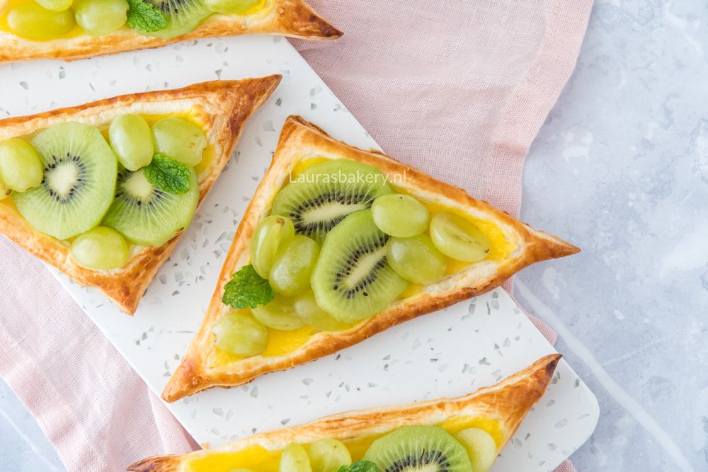bladerdeegtaartjes-met-druiven-en-kiwi-2a