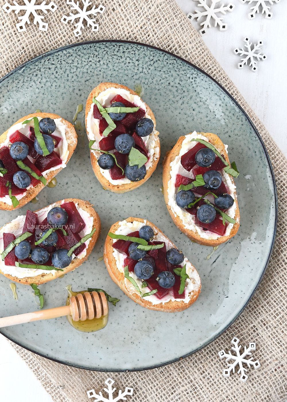 BRUSCHETTA MET GEITENKAAS, BIET EN BLAUWE BES recept 