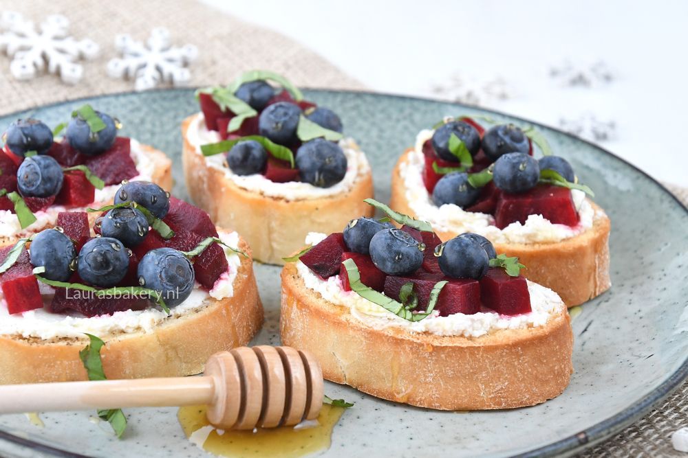 recept BRUSCHETTA MET GEITENKAAS, BIET EN BLAUWE BES 