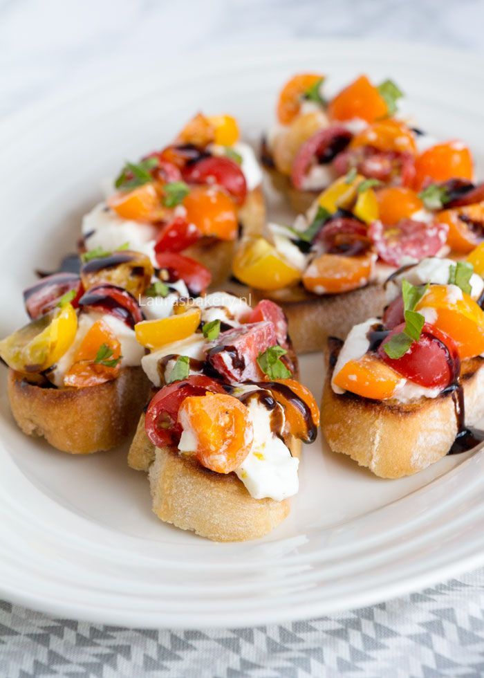 Caprese bruschetta’s met balsamico siroop