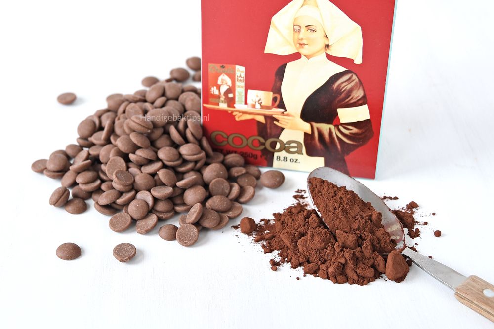 BAKKEN MET CHOCOLA OF CACAOPOEDER
