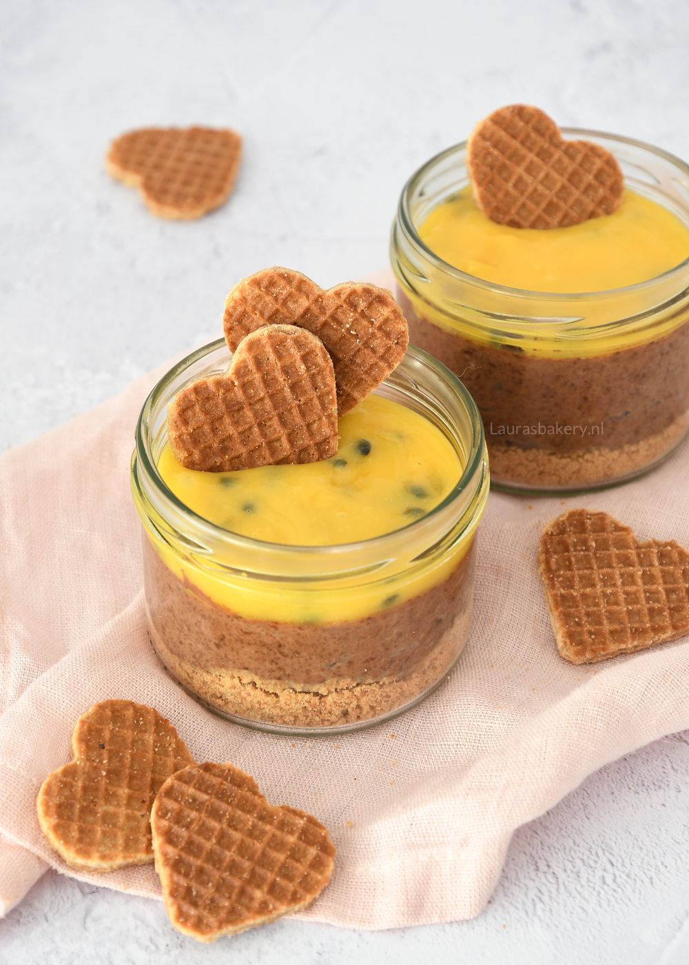CHOCOLADEMOUSSE MET PASSIEVRUCHT EN STROOPWAFEL
