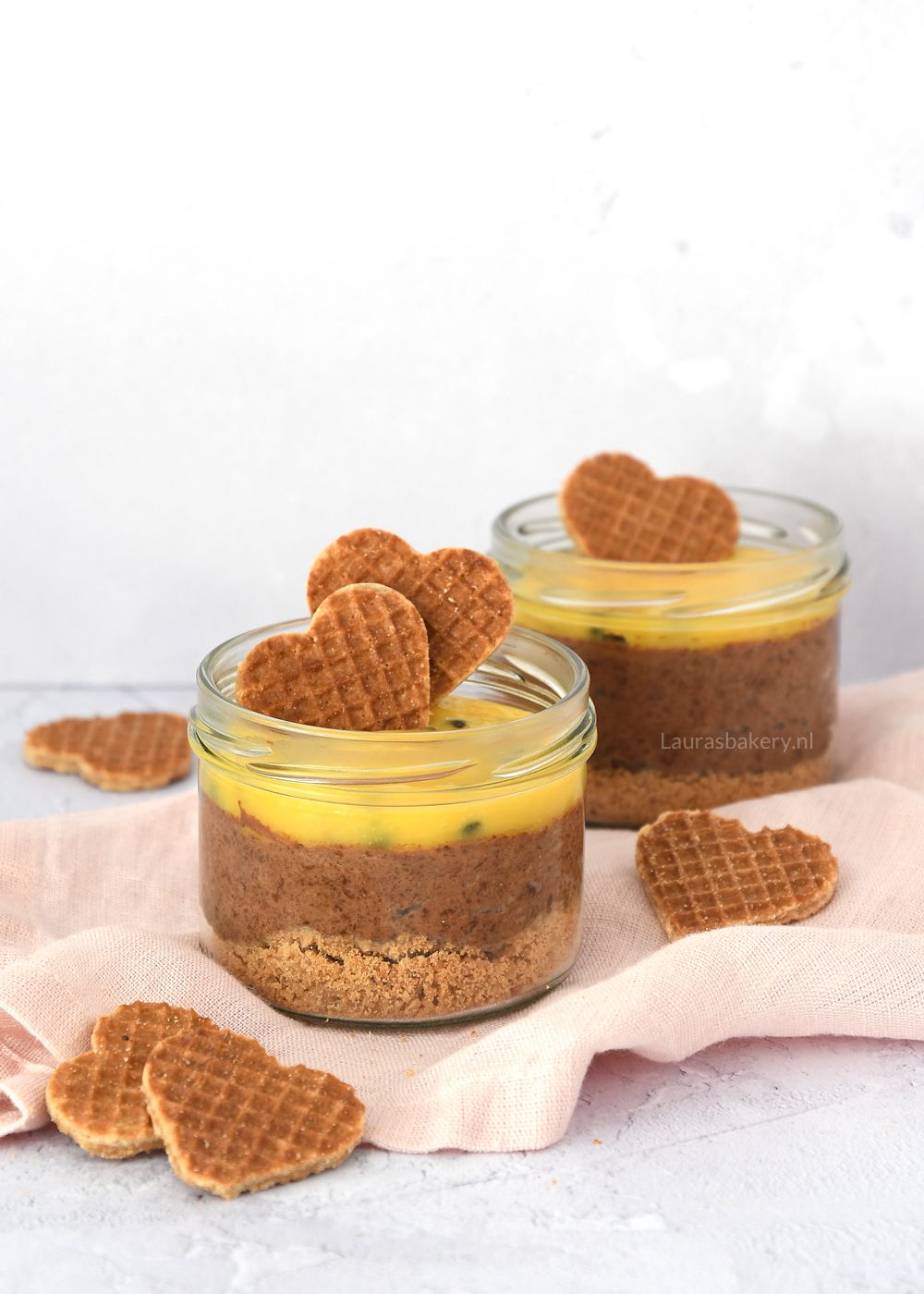 CHOCOLADEMOUSSE MET PASSIEVRUCHT EN STROOPWAFEL
bakken