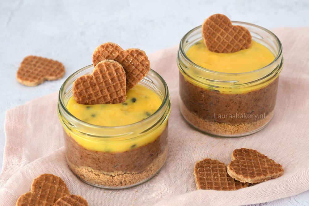 recept CHOCOLADEMOUSSE MET PASSIEVRUCHT EN STROOPWAFEL

