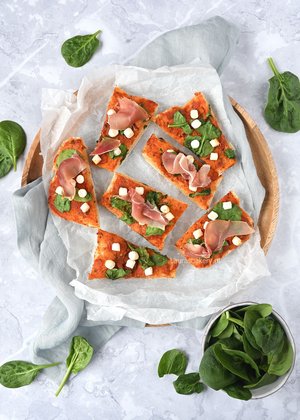 CIABATTAPIZZA MET GEITENKAAS EN PARMAHAM
