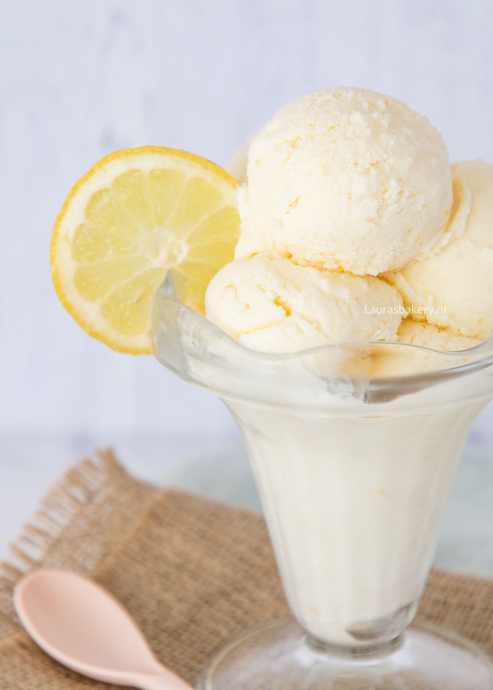 Zelf ijs maken; gezonde waterijsjes met fruit recepten Het is nu juni, nog altijd lente maar wow wat is de zon al flink wat overuren aan het maken zeg! Tijd voor een ijsje dus. Nog steeds kunnen we niet even makkelijk naar de winkels of lekker op een terras neerstrijken om een ijsje te nuttigen.