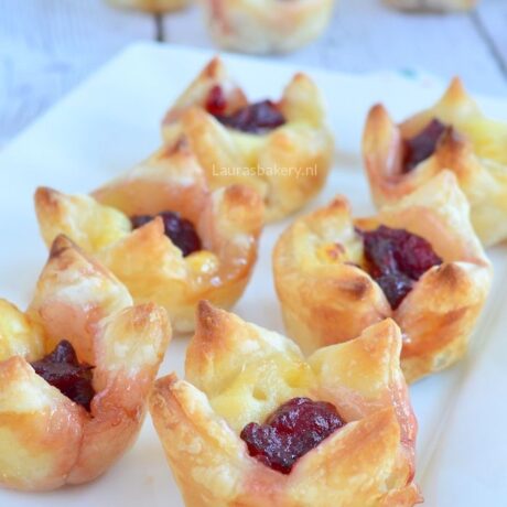 cranberry brie bladerdeegbakjes - hartige bladerdeeghapjes