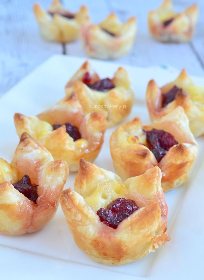 cranberry brie bladerdeegbakjes - hartige bladerdeeghapjes