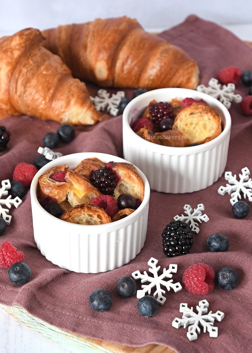 CROISSANT BROODPUDDING MET ROOD FRUIT
