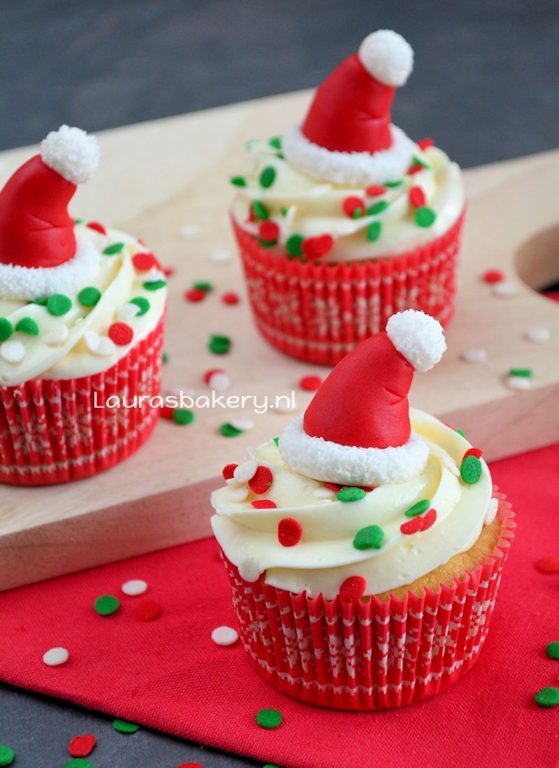 Cupcakes met kerstmuts topper