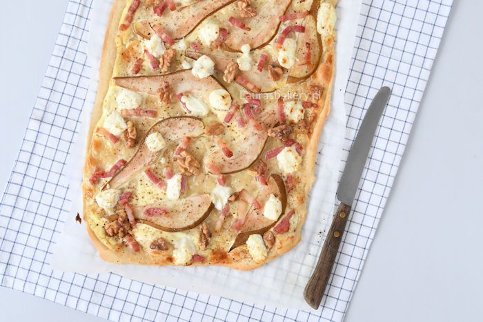 FLAMMKUCHEN MET PEER EN GEITENKAAS
bakken