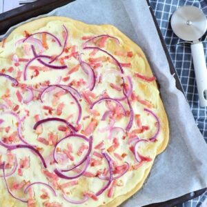 FLAMMKUCHEN MET SPEK EN UI maken