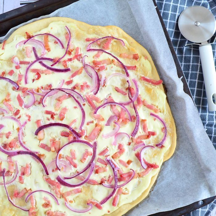 FLAMMKUCHEN MET SPEK EN UI maken