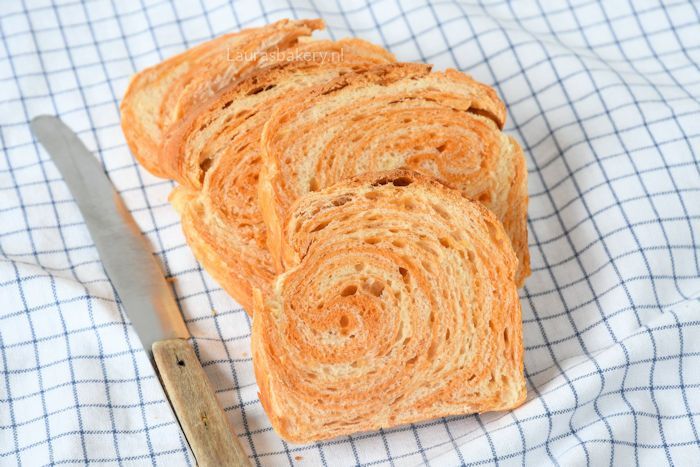 GEMARMERD KAAS-TOMATENBROOD
bakken