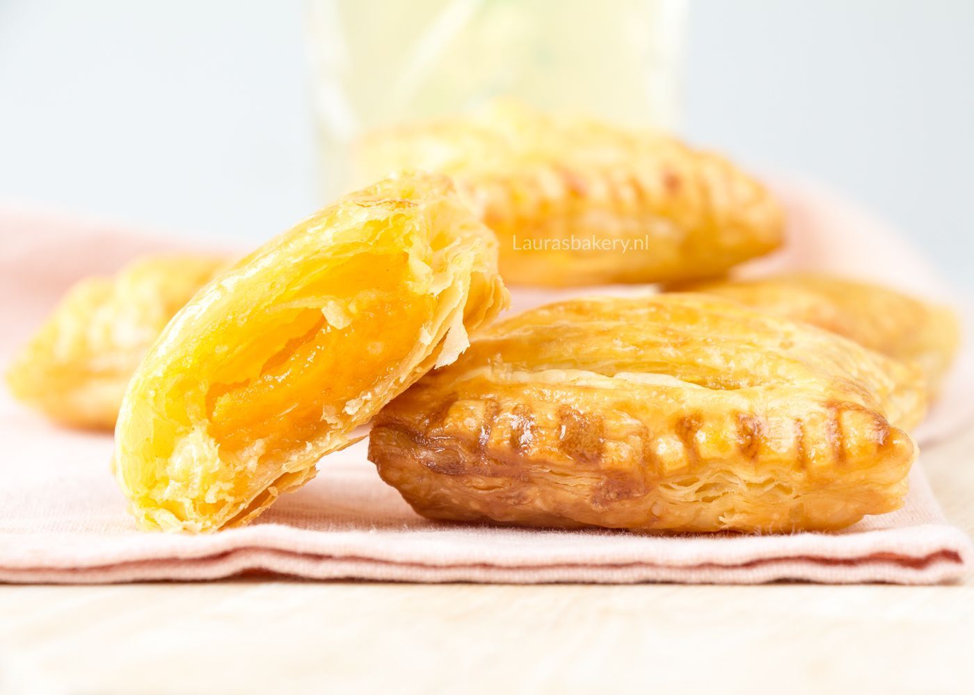 recept GEVULDE BLADERDEEGKOEKJES MET SINAASAPPEL CURD 