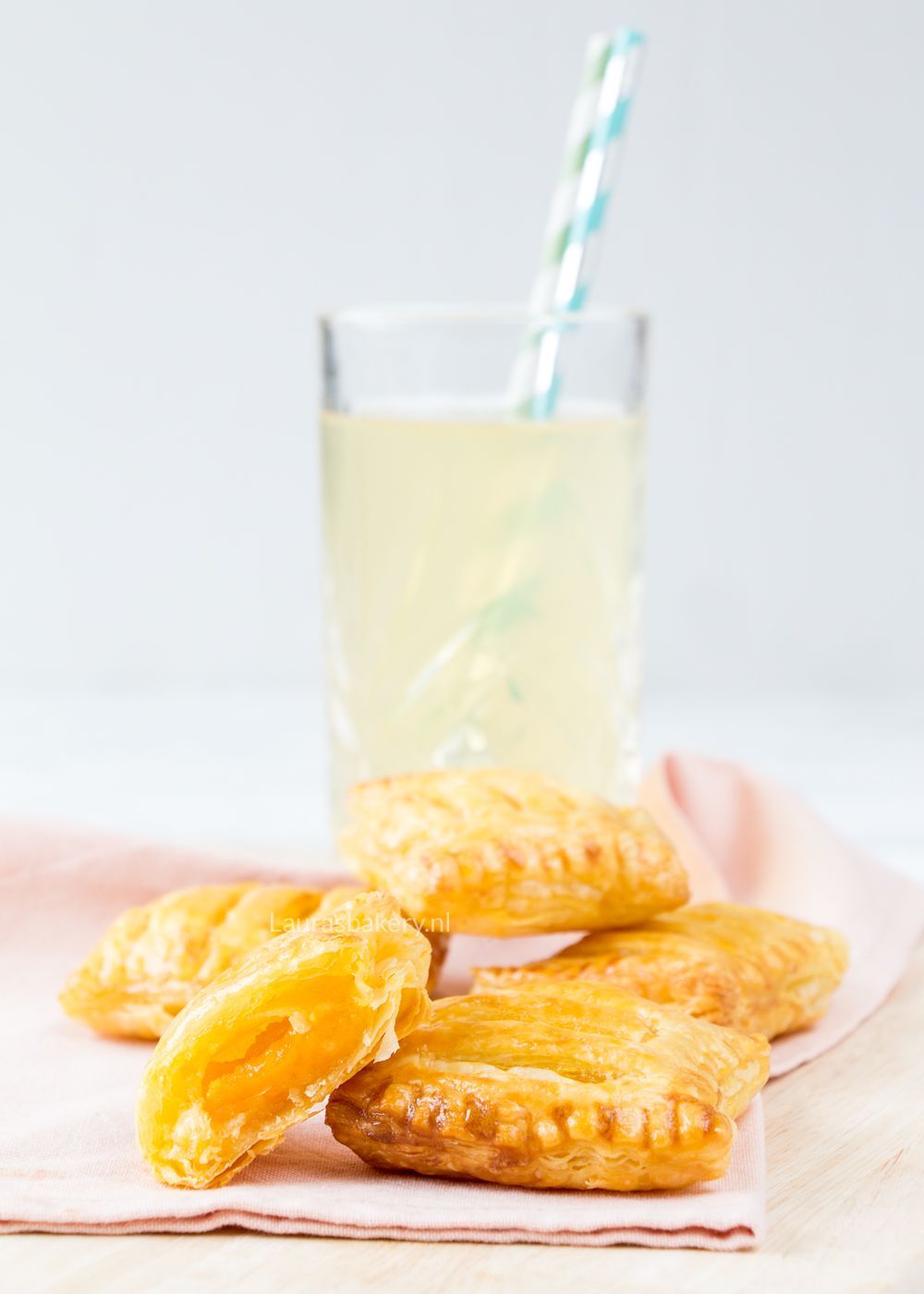 GEVULDE BLADERDEEGKOEKJES MET SINAASAPPEL CURD 