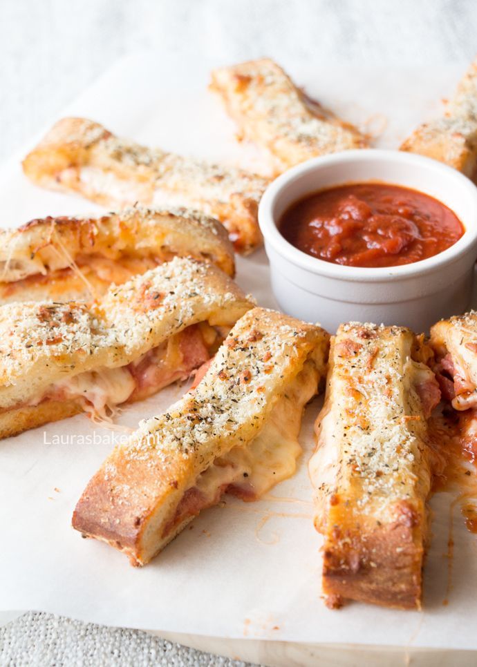 GEVULDE PIZZA STICKS
bakken