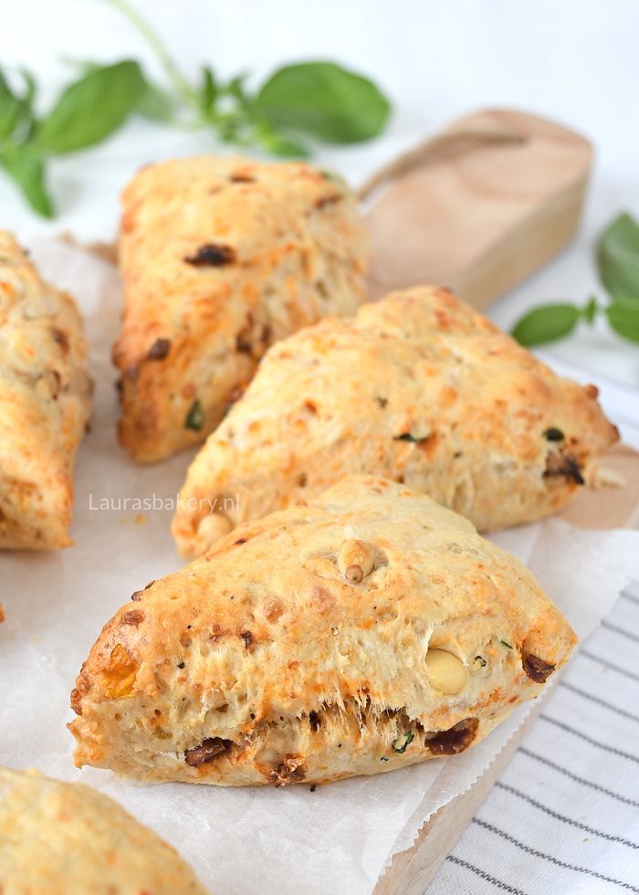 hartige scones met zongedroogde tomaat en kaas recept 