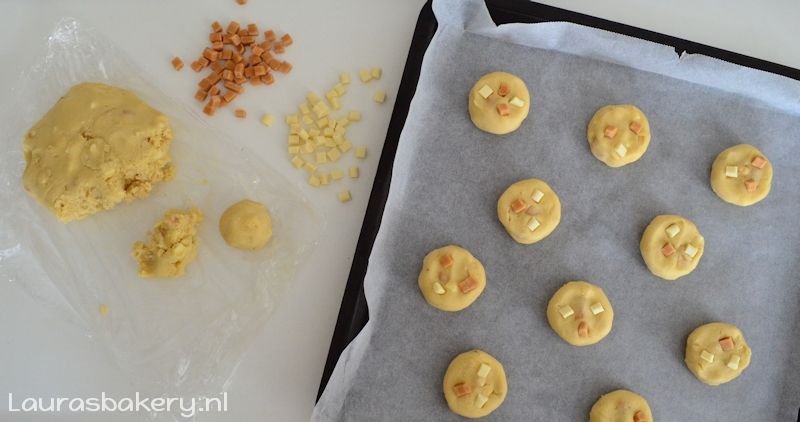 koekjes met witte chocola, karamel en hazelnoten