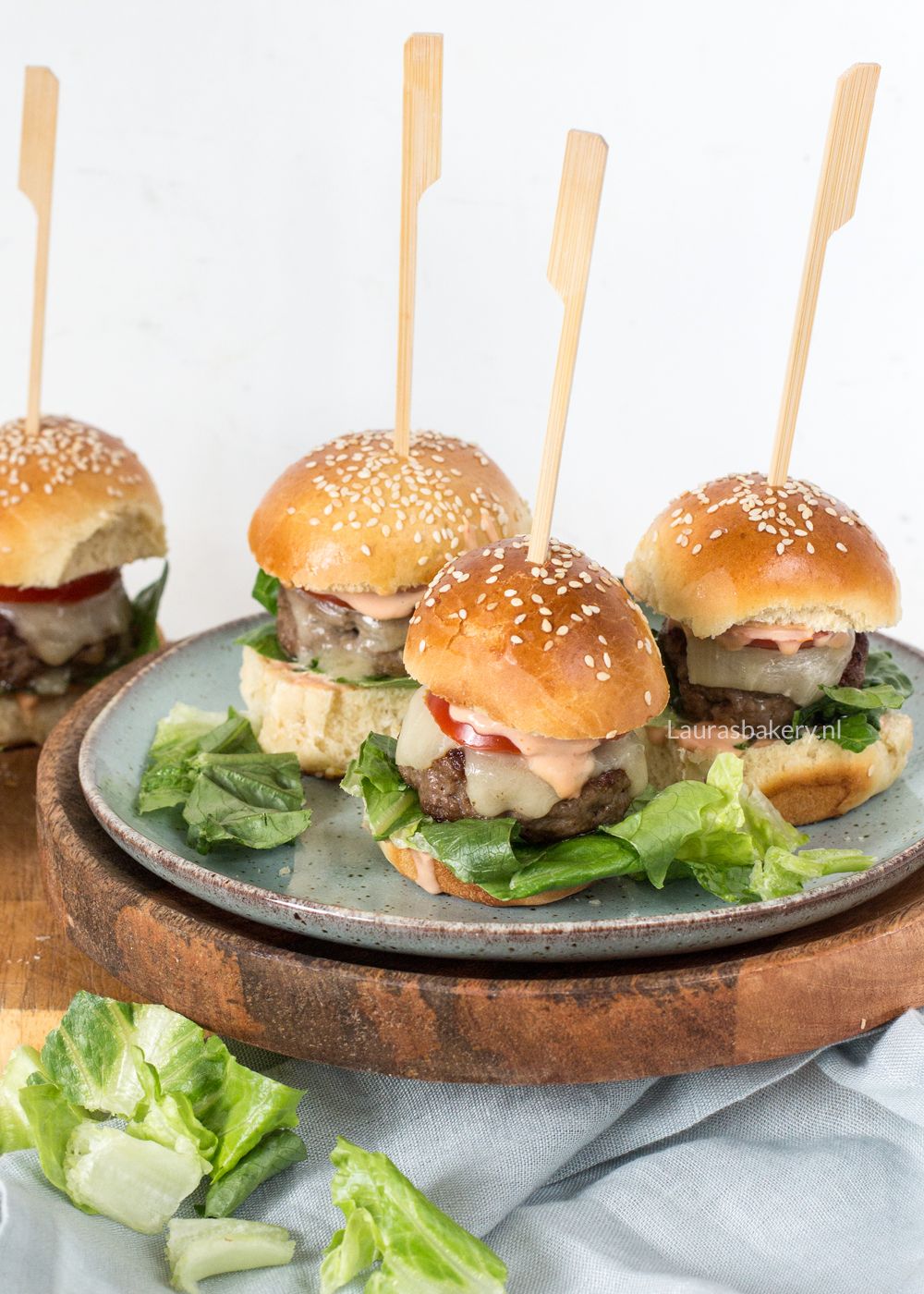 Met kaas gevulde mini cheeseburgers
