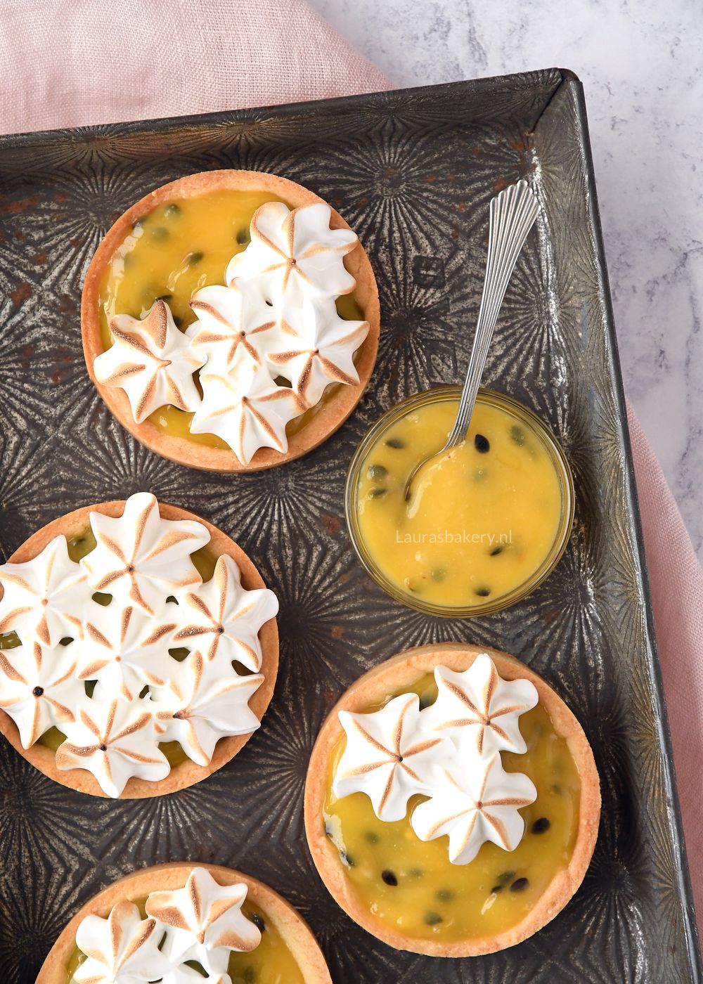 passievrucht meringue tartelettes