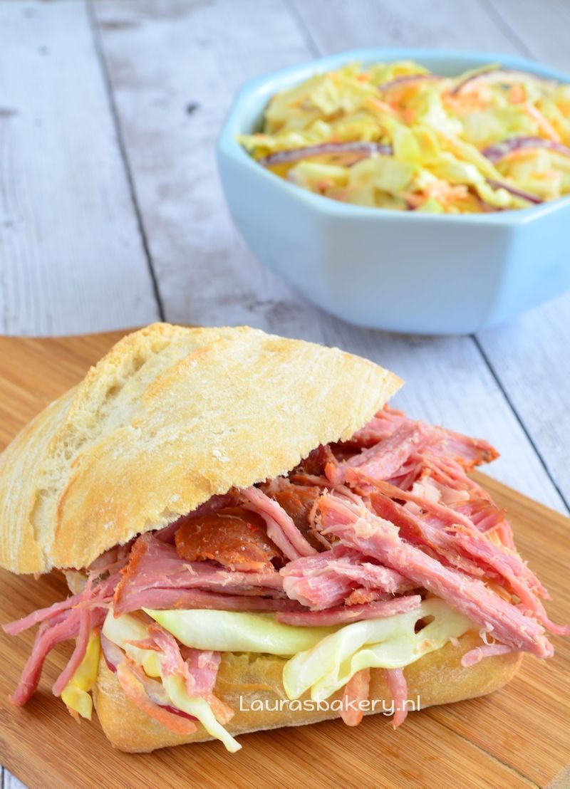 pulled pork sandwich met coleslaw 