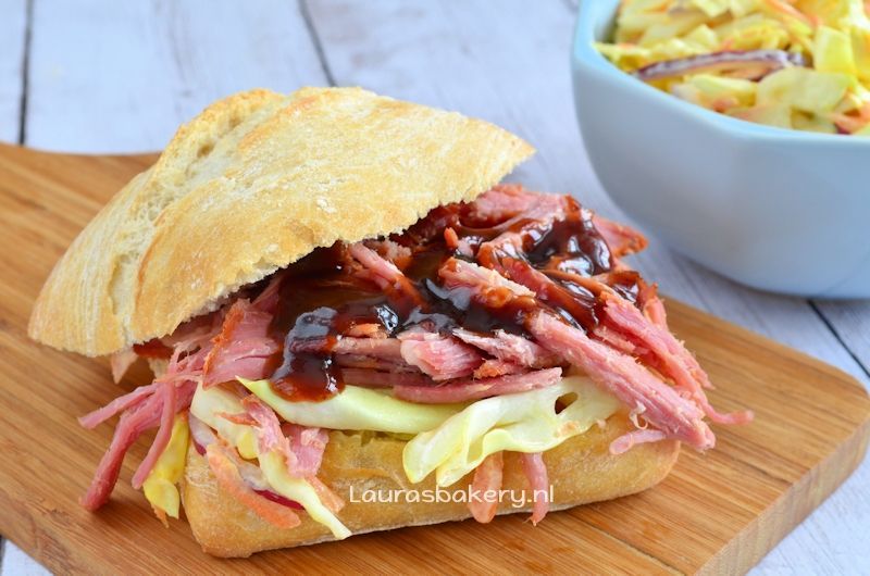 pulled pork sandwich met coleslaw 