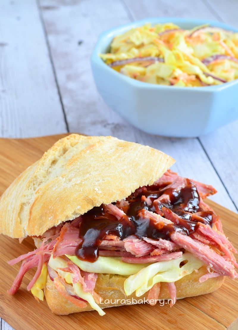 pulled pork sandwich met coleslaw 