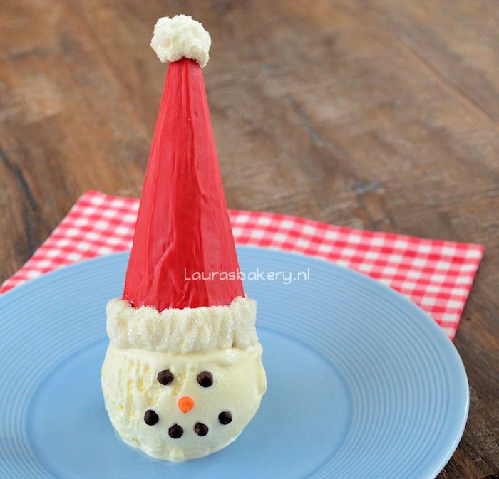 Sneeuwpop met Kerstmuts IJshoorntje