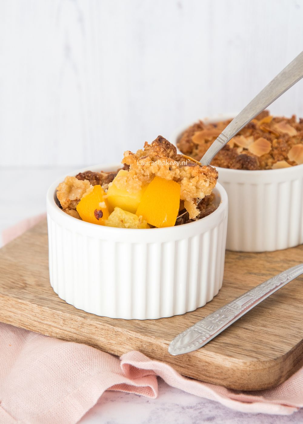 tropische crumble met ananas, mango en perzik