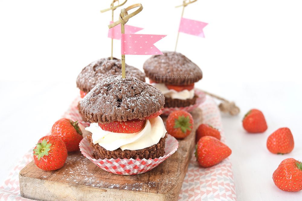 recept CHOCOLADE CUPCAKE MET AARDBEIEN
